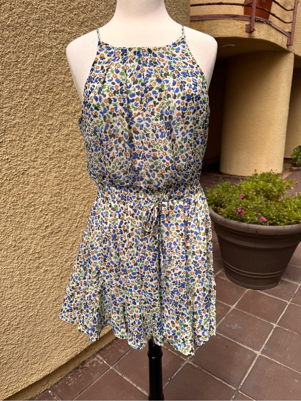 Floral Romper ROW A juniors Large - like new! Sleeveless, Flowy, Feminine